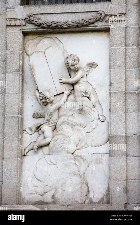 Escultura Religiosa Con Querubines En La Fachada Exterior De La Iglesia