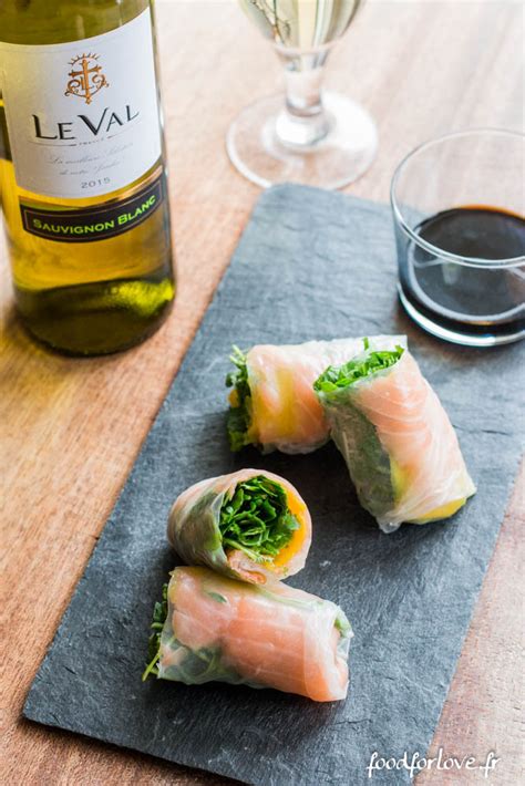 Rouleaux au Saumon Fumé à la Mangue Roquette Coriandre et Avocat