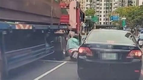 驚險！ 鑽車縫「失衡倒車」 女騎士險遭聯結車輾過社會 壹新聞