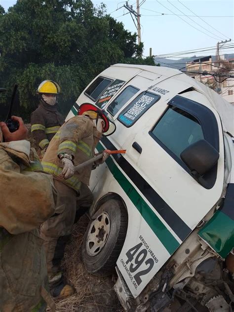 Choca Una Urvan Contra Un Poste En La Colonia Rosario Ibarra El