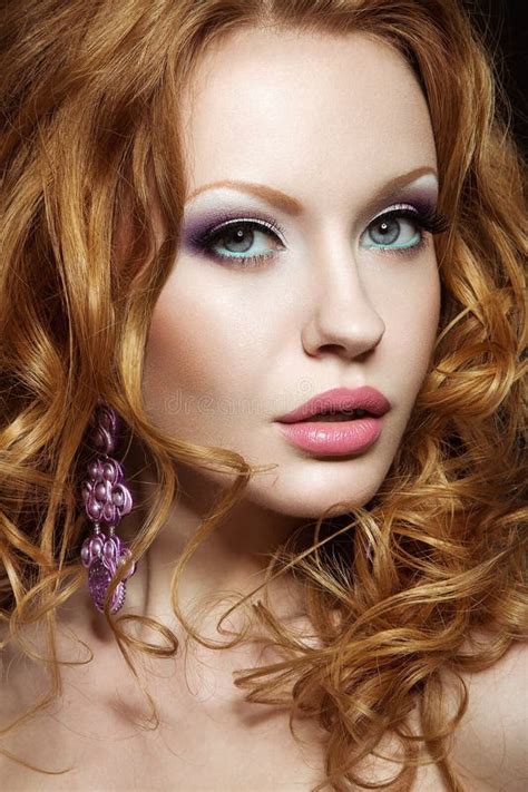 Belle Fille Rousse Avec Le Maquillage Lumineux Et Les Boucles Photo