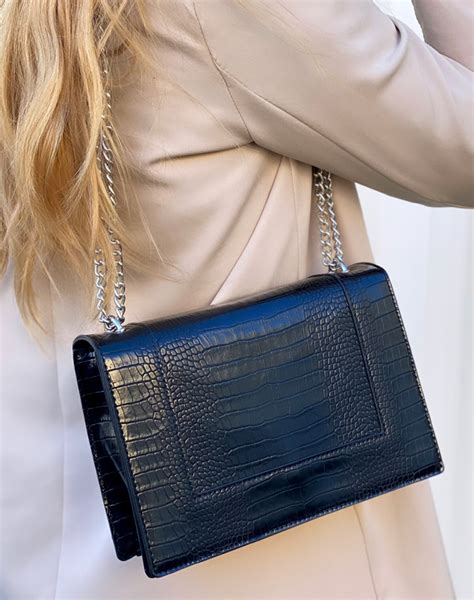 Sac bandoulière noir effet croco avec chaîne argentée