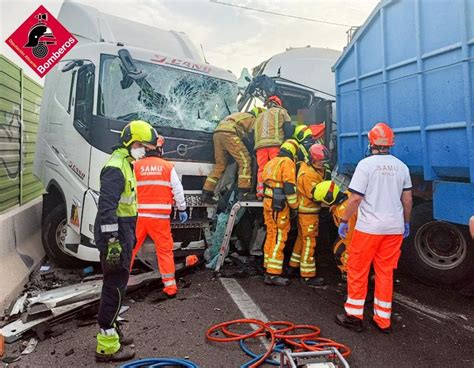 Un Mort I Quatre Ferits En Un Accident Entre Dos Camions I Dos Cotxes A