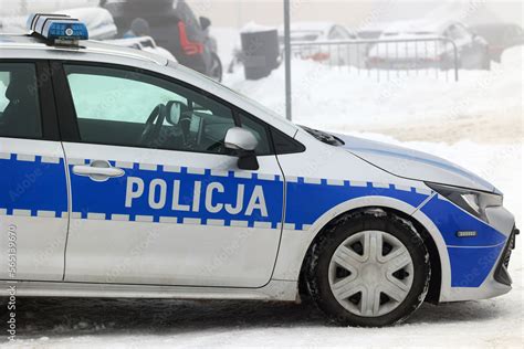 Radiowóz policji polskiej w górach na śniegu i we mgle Policja zimą