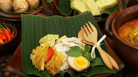 7 Nasi Khas Indonesia Cocok Jadi Pengganti Nasi Putih Berkeluarga