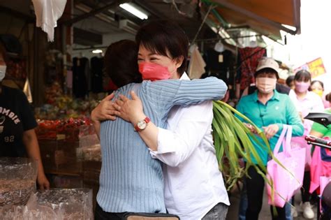 媽媽市長親切問候擄獲菜籃族的心 盧秀燕一舉動讓人好窩心 風傳媒