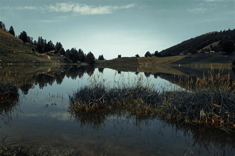 Lago Dos Confins E Paisagem Montanhosa Ao Nascer Do Sol La Clusaz