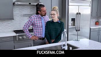 Fucksfam Padrastro Le Da A Su Hijastra Ese Castigo Sexual Xvideos