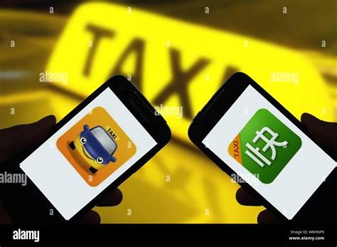 File Chinese Mobile Users Show The Logos Of Taxi Hailing Apps Didi