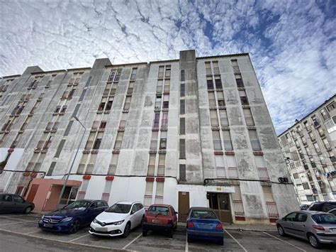 Apartamento T2 à venda na rua Bordalo Pinheiro Vale da Amoreira Baixa