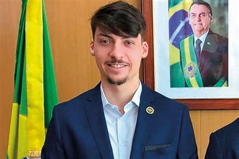 Filho de Bolsonaro é alocado em Balneário Camboriú por senador do PL