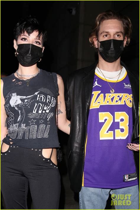 Halsey And Boyfriend Alev Aydin Couple Up For The Lakers Basketball Game