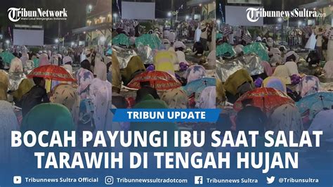 Fakta Dibalik Viralnya Video Bocah Yang Payungi Ibu Salat Tarawih Di