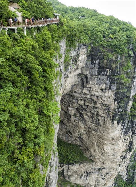 Montanha De Tianmen Conhecida Como A Porta Do S Do C U Cercada Pela