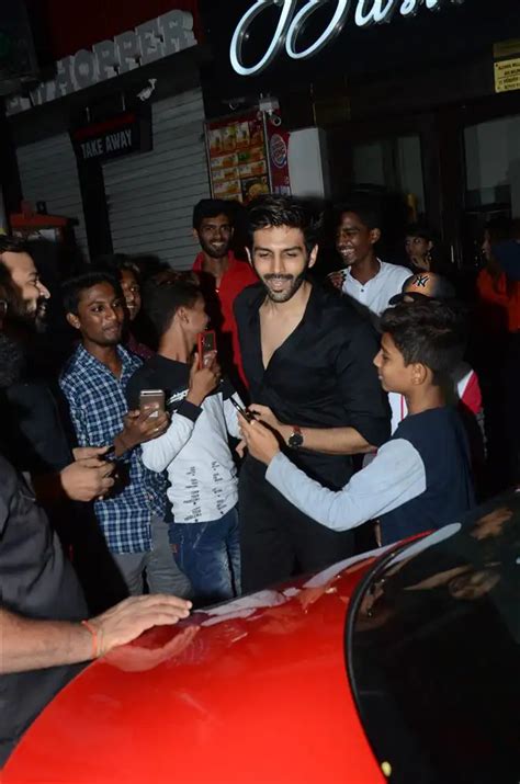 Kartik Aaryan With Girlfriend Spotted At Bastian Bandra Filmibeat