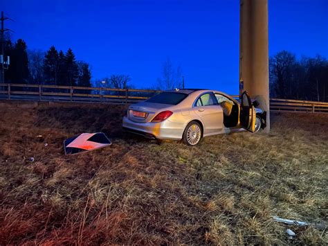 Kreuzlingen Tg Lenker Prallt Bei Unfall In Hochspannungsmast