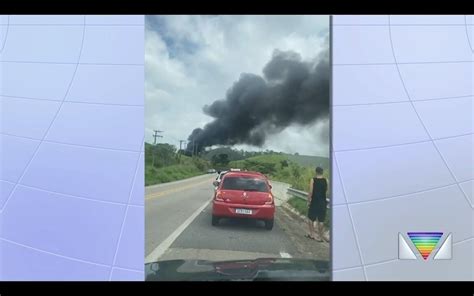 Motociclista Morre Ap S Colidir Nibus Que Pega Fogo E Fica