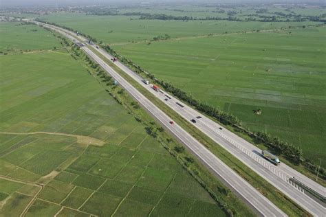 Foto Hari Terakhir Diskon Tarif Tol Kendaraan Tinggalkan Jakarta