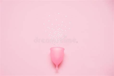 Copo Menstrual No Fundo Cor De Rosa Produto De Higiene Feminino