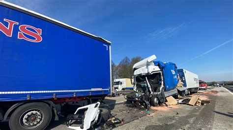 Gaffer Filmten Opfer Schwerer Unfall Mit Drei Lkw Auf A3