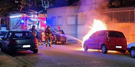 Paura Nella Notte A Reggio Auto Distrutta Dalle Fiamme Nel Quartiere