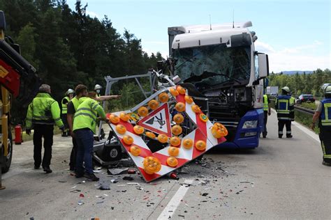 Update A93 gesperrt Lkw kracht in Warnanhänger OberpfalzECHO