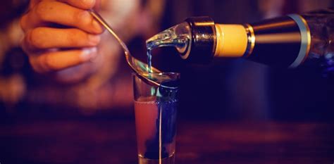 Premium Photo Waiter Pouring Cocktail Drink Into Shot Glasses At Counter