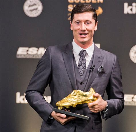 Fußball Wie einst Gerd Müller Lewandowski gewinnt Goldenen Schuh WELT