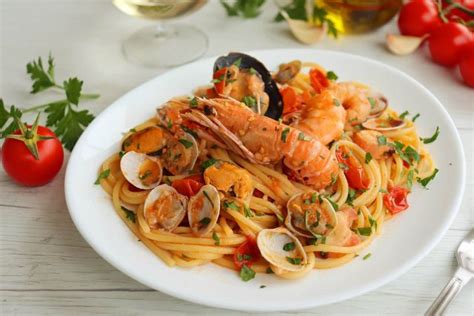 Spaghetti Allo Scoglio La Ricetta In Bianco Gustoblog