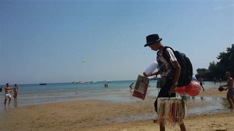 Venditori Ambulanti Bambini Sulla Spiaggia Di Serapo A Gaeta