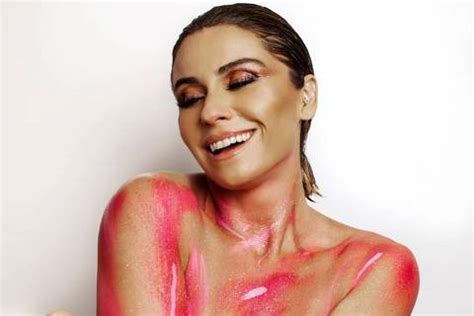 F Celebridades Giovanna Antonelli Posa Nua E Pintada De Rosa Para