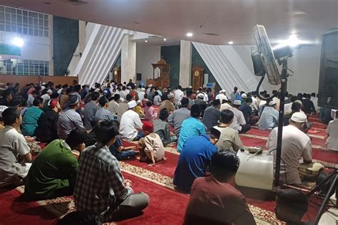 Shalat Tarawih Pertama Jemaah Padati Masjid Raya Hasyim Asy Ari Cengkareng