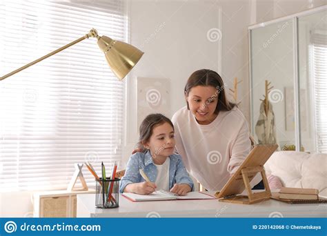 Mère Aidant Sa Fille Avec Les Devoirs à L aide De La Tablette à La