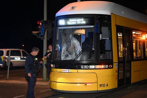 Berlin Mann Frontal Von Tram Erfasst Lebensgefahr