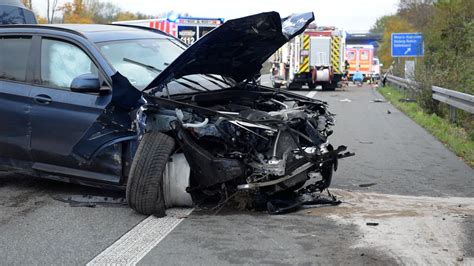 Nonstopnews Zwei Pkw Verunfallen Schwer Auf Autobahn Richtung K Ln