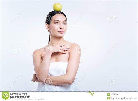 Manzana De Equilibrio De La Mujer Agradable En Su Cabeza Foto De