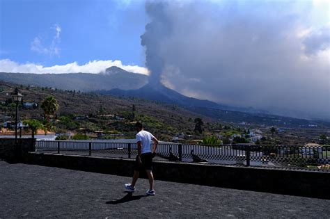 Cumbre Vieja Volcano Eruption Stock Photo - Download Image Now - Accidents and Disasters, Active ...