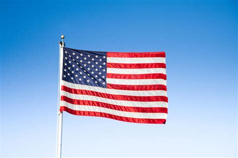 Bandera De Estados Unidos Ondeando En El Viento Imagen De Archivo