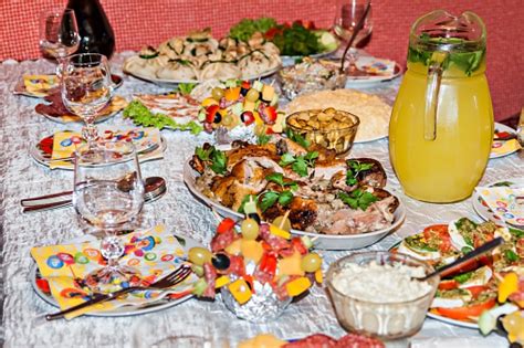 meja liburan  hidangan  hidangan  berbeda salad foto