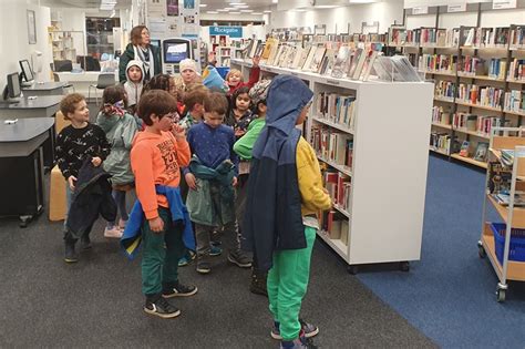 Besuch in der Bücherhalle Loki Schmidt Schule