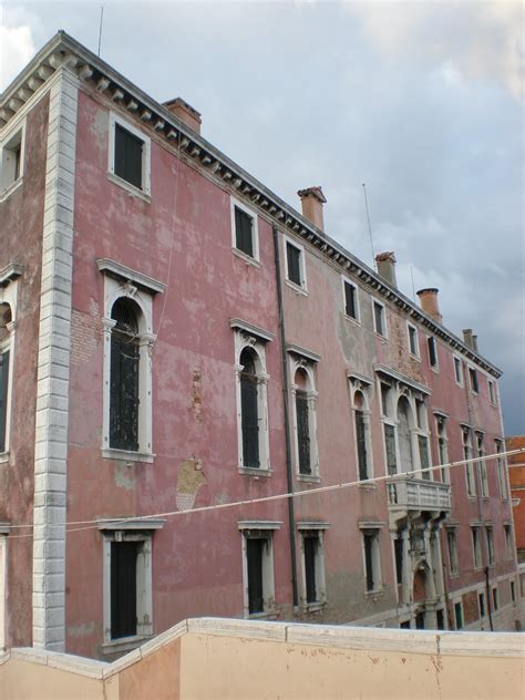 Venezia le due facciate del palazzo Donà dalle Rose