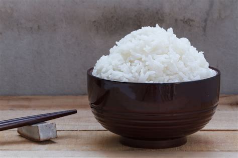 Premium Photo Cooked Rice In Bowl On Wood Background