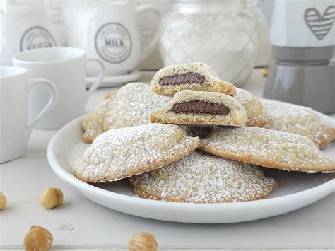 Biscotti Mezzaluna Alla Nocciola Ripieni Di Nutella Rosly A Passion