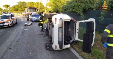 Pollenza Perde Il Controllo Dell Auto Che Si Ribalta Una Donna