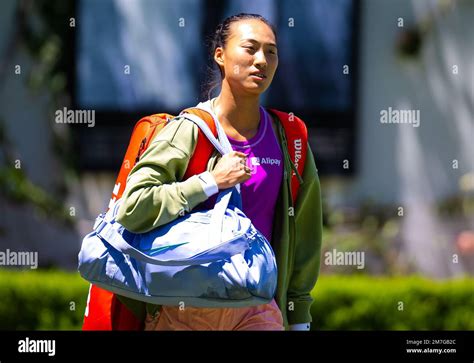 Qinwen Zheng De Chine Avant Le Tournoi De Tennis International D