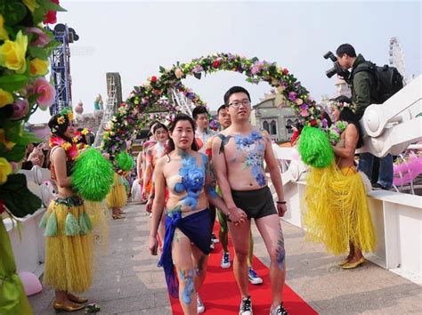 Tanggalkan Gaun Mewah Pasangan Ini Nikah Hanya Pakai Body Painting