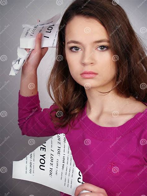 A Menina Interrompe Um Papel Com Uma Raiva Imagem De Stock Imagem De Adolescente Adulto 17950379