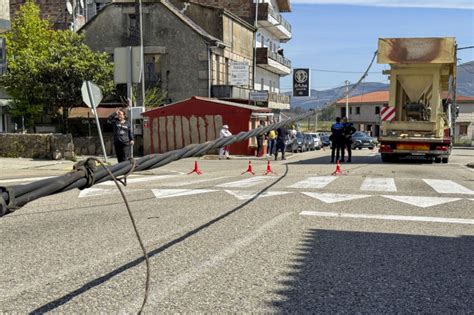 Un Cami N Se Lleva Por Delante Cables De Alta Tensi N Y Cortan Un