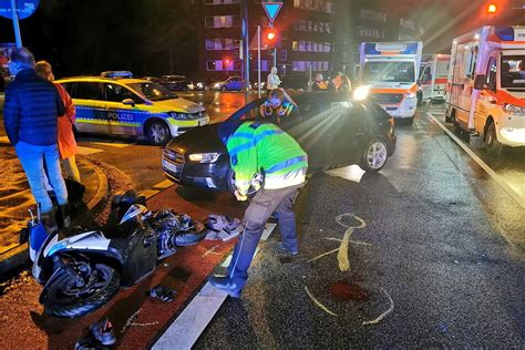 Hamburg Rollerfahrer Nach Kollision Mit Audi Schwer Verletzt