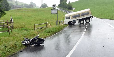 Udligenswil LU Motorradlenker Bei Unfall Lebensbedrohlich Verletzt